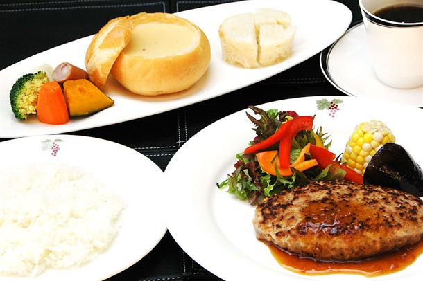 昼食はかみふらのポーク100％ハンバーグ
