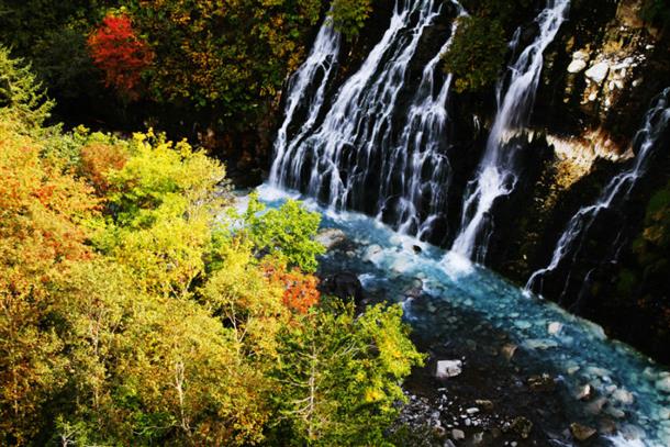 紅葉と溶け合って落ちる『白ひげの滝』