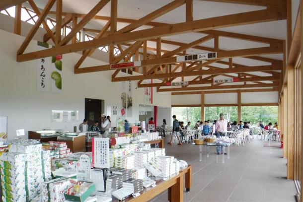人気の六花亭では富良野限定品も