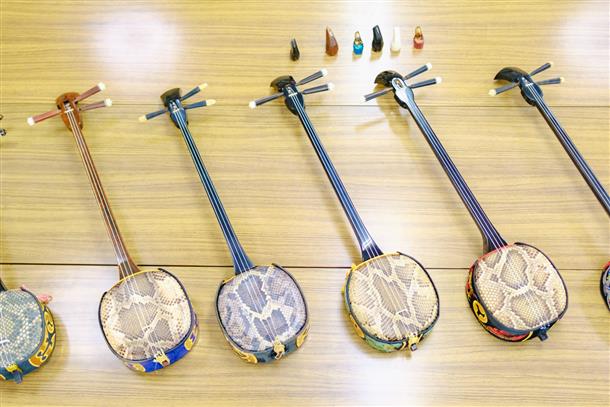 三線を実際に触って弾く貴重な体験ができる