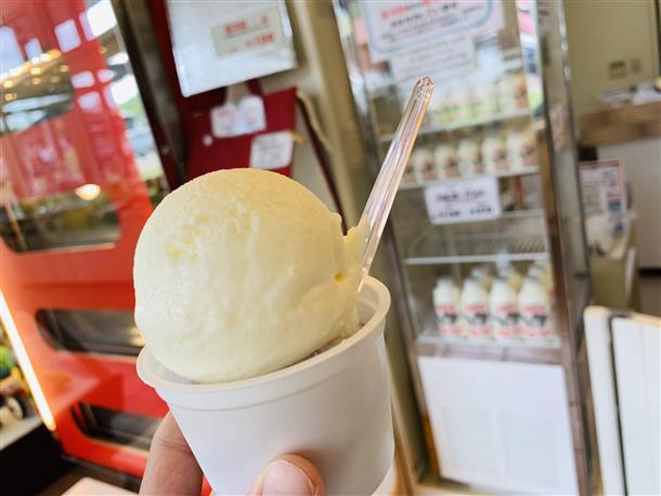 地元の牧場の乳製品を味わう