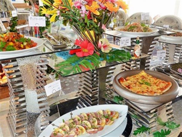 ビュッフェ形式で美味しいディナーを♪