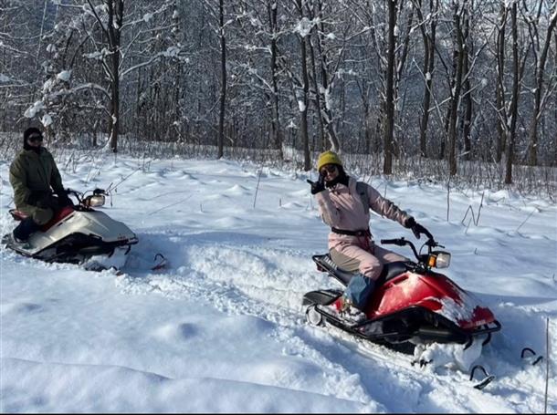 最新モデルのスノーモービルを使用