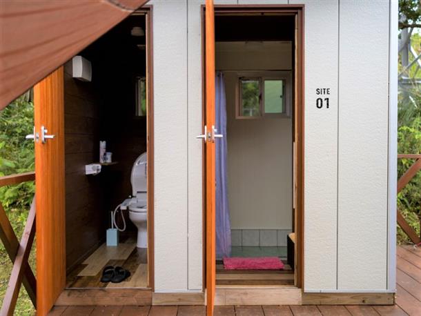 各宿泊テント毎にシャワー・トイレ完備