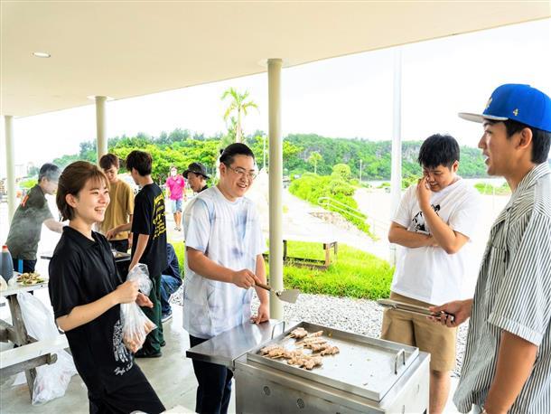 屋根付きのバーベキュー場