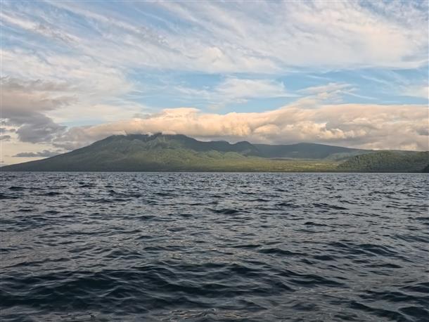 夕暮れの空と湖面に感動必至！