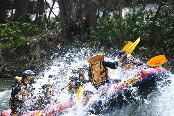 特別コースで激流ラフティング！
