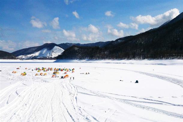 結氷した湖の上は広々したフィールド！