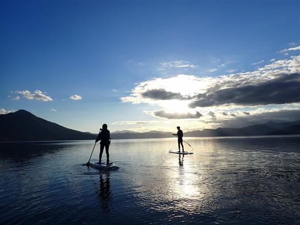 湖から流れ出る川を下りながら自然を堪能