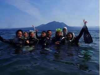 支笏湖の山々をバックに一枚