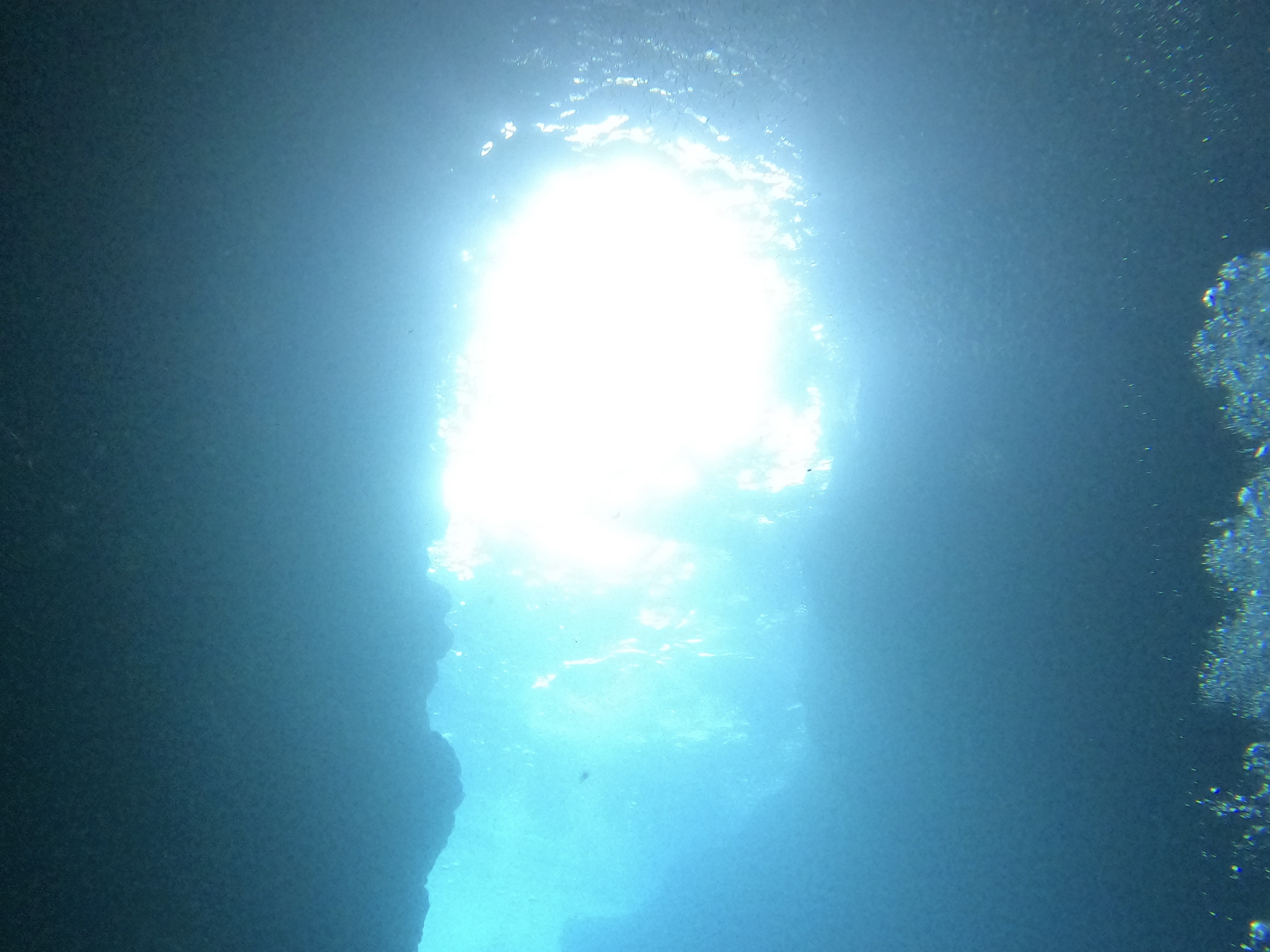 青の洞窟の水中は神秘的
