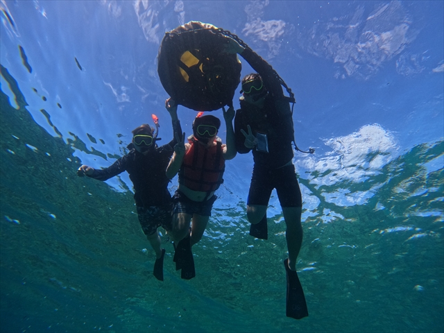 透明度抜群の海でシュノーケル