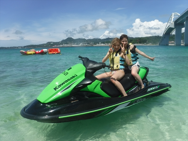ジェットスキーで海上を駆け抜け