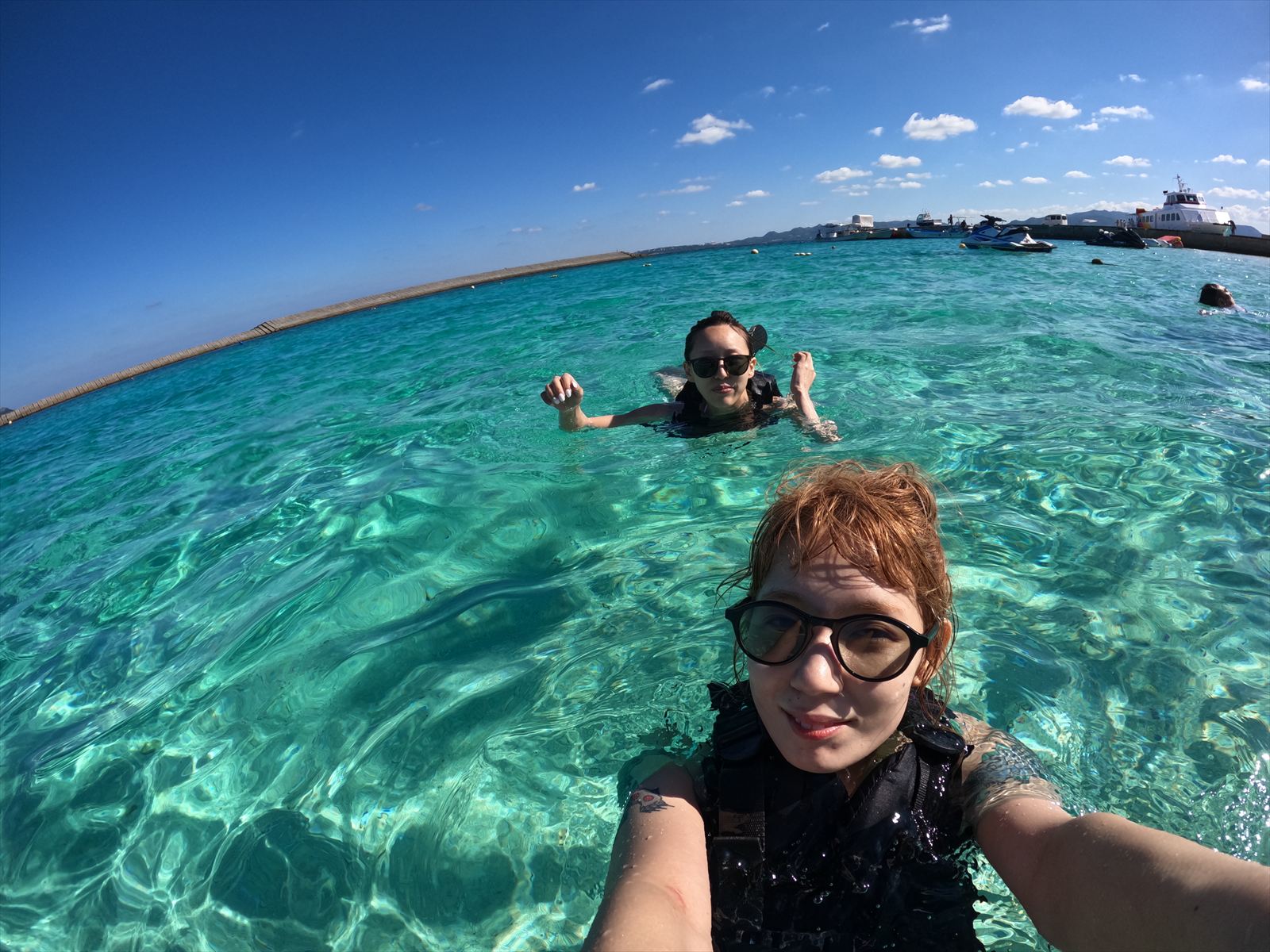 浅瀬の遊泳区域でも魚が見れる♪