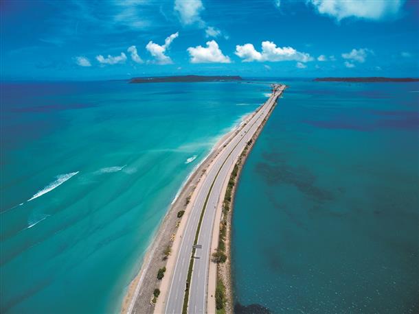 海中道路(画像提供：うるま市)