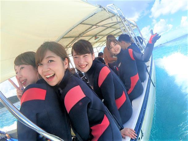 青の洞窟まではボートで5分と快適移動♪