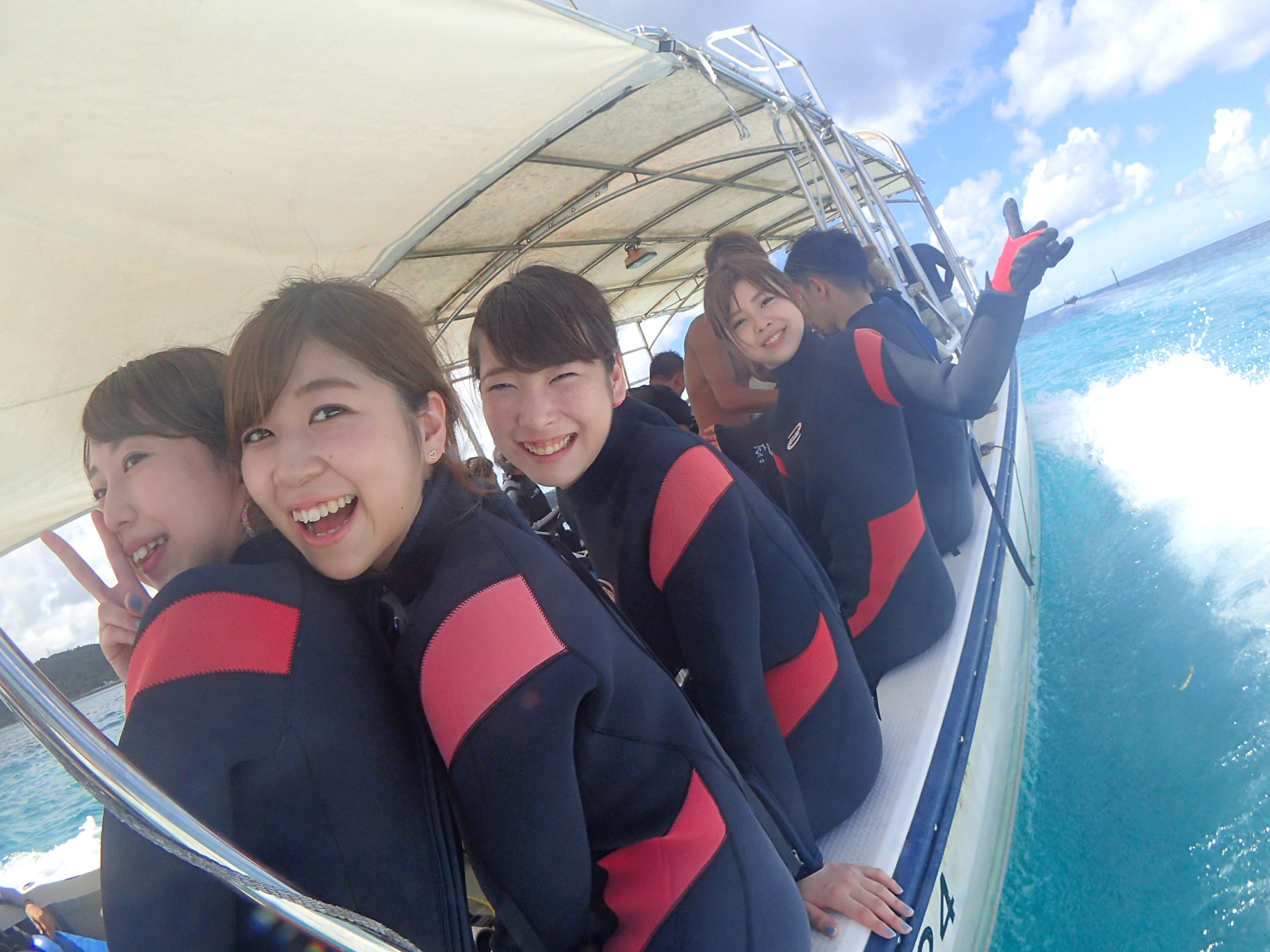 青の洞窟まではボートで5分と快適移動♪