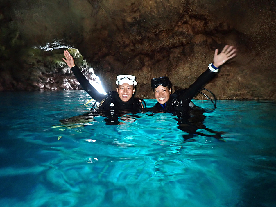 噂の「青の洞窟」で思い出フォト♪