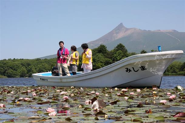 壮大な駒ヶ岳のふもとの大沼湖小沼湖