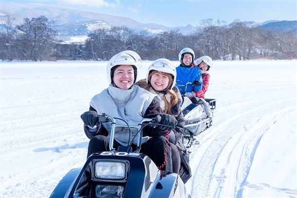 大沼湖で憧れのスノーモービル滑走！