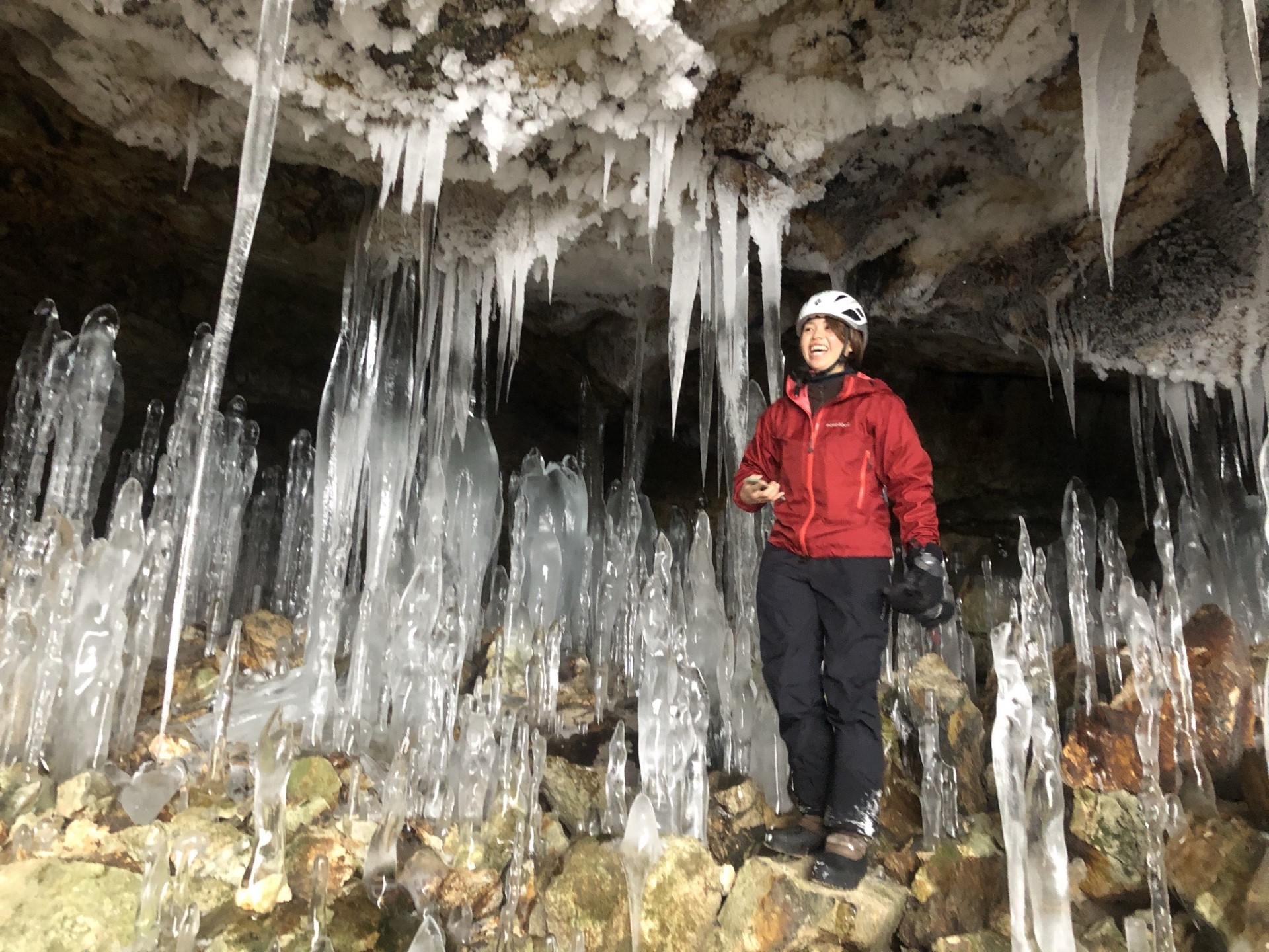 まるで宝石…神秘の氷の洞窟へ出かけよう！