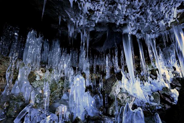 洞窟内にはアイヌ民族の歴史が隠れている