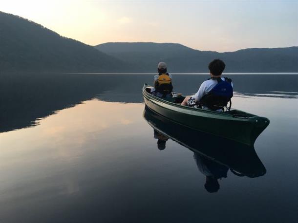 静寂の湖の昼と夜のあわいをカヌーで感じる