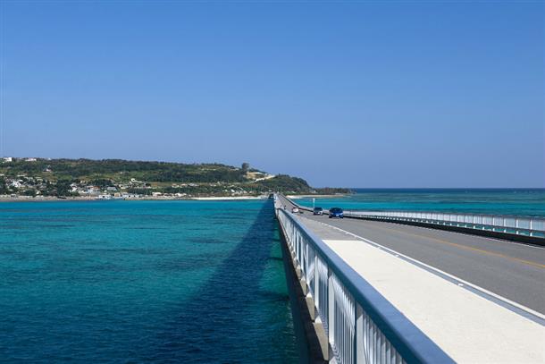 青い海が続く古宇利島