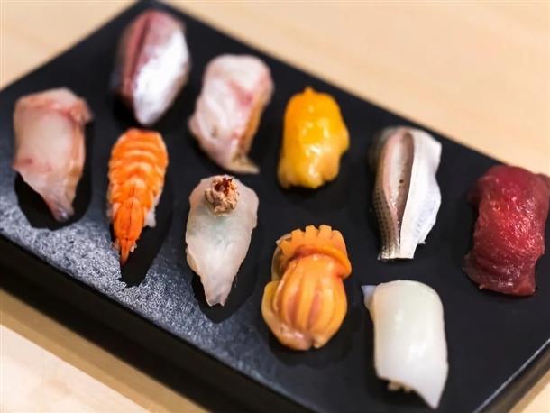自分で作った寿司を食べるツアー