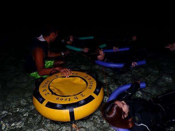 夜の海を浮かぶリラックス体験！