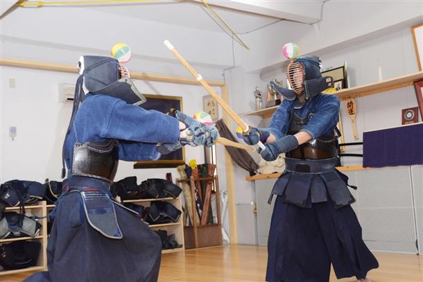 剣道の甲冑を着て戦闘の練習