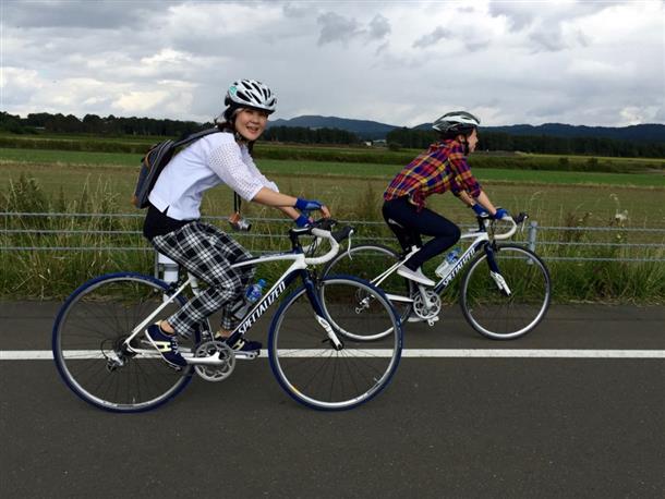 北海道の雄大な農風景の中をゆったりと