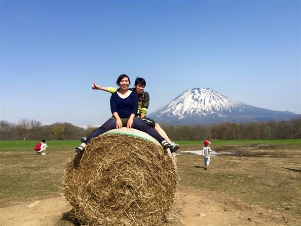 牧草ロールの上で記念撮影