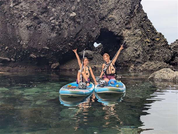 ハートに光るトンネルの前で記念撮影