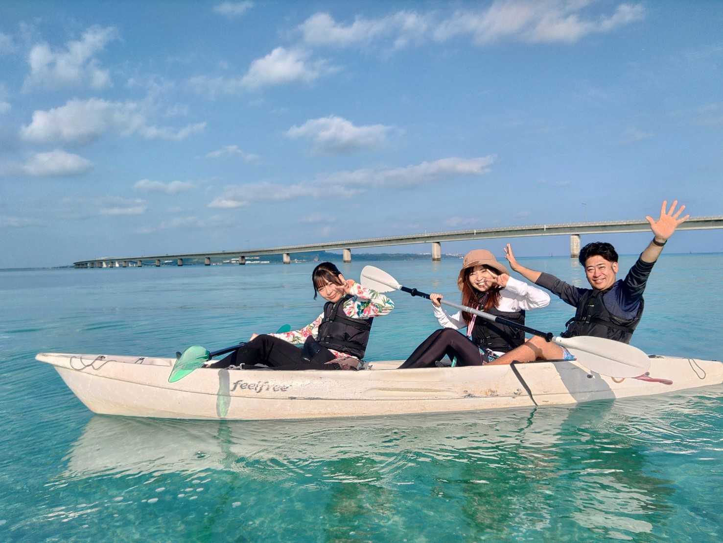伊良部大橋でカヤック記念ショットです♪