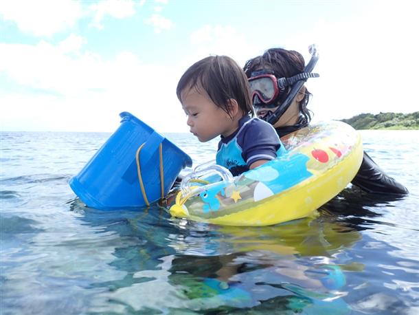 小さなお子様は箱眼鏡でお魚を見よう！