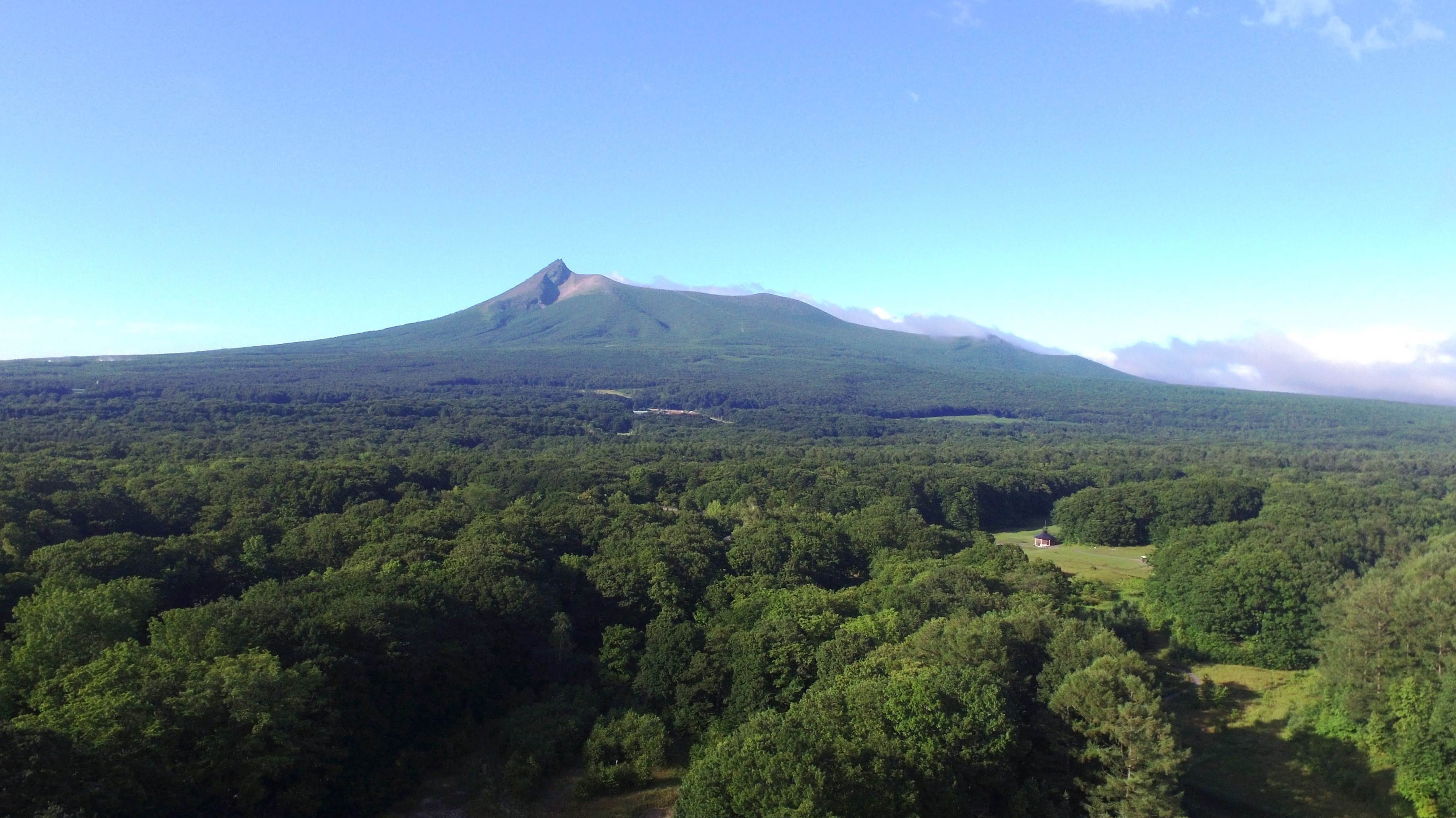 駒ケ岳を望む広大な草原を進む♪
