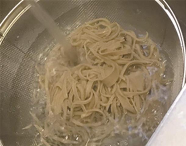 すぐに茹でてくれるので、その場で試食も！