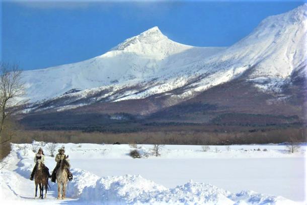 冬も雪原で乗馬ができる