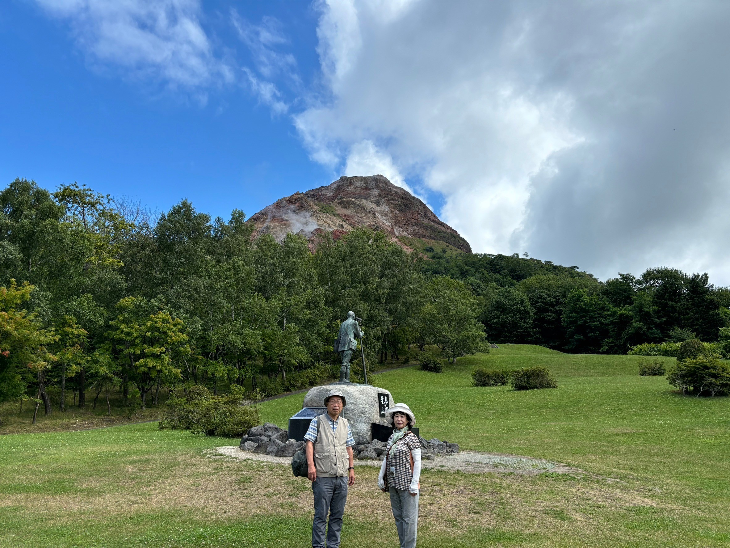 昭和新山と三松正夫像