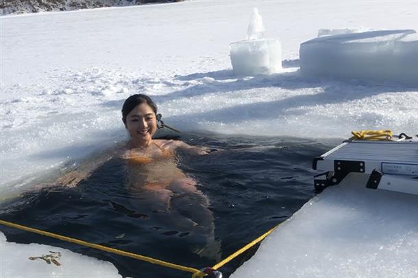 凍った湖に開けた穴を水風呂代わりに！！