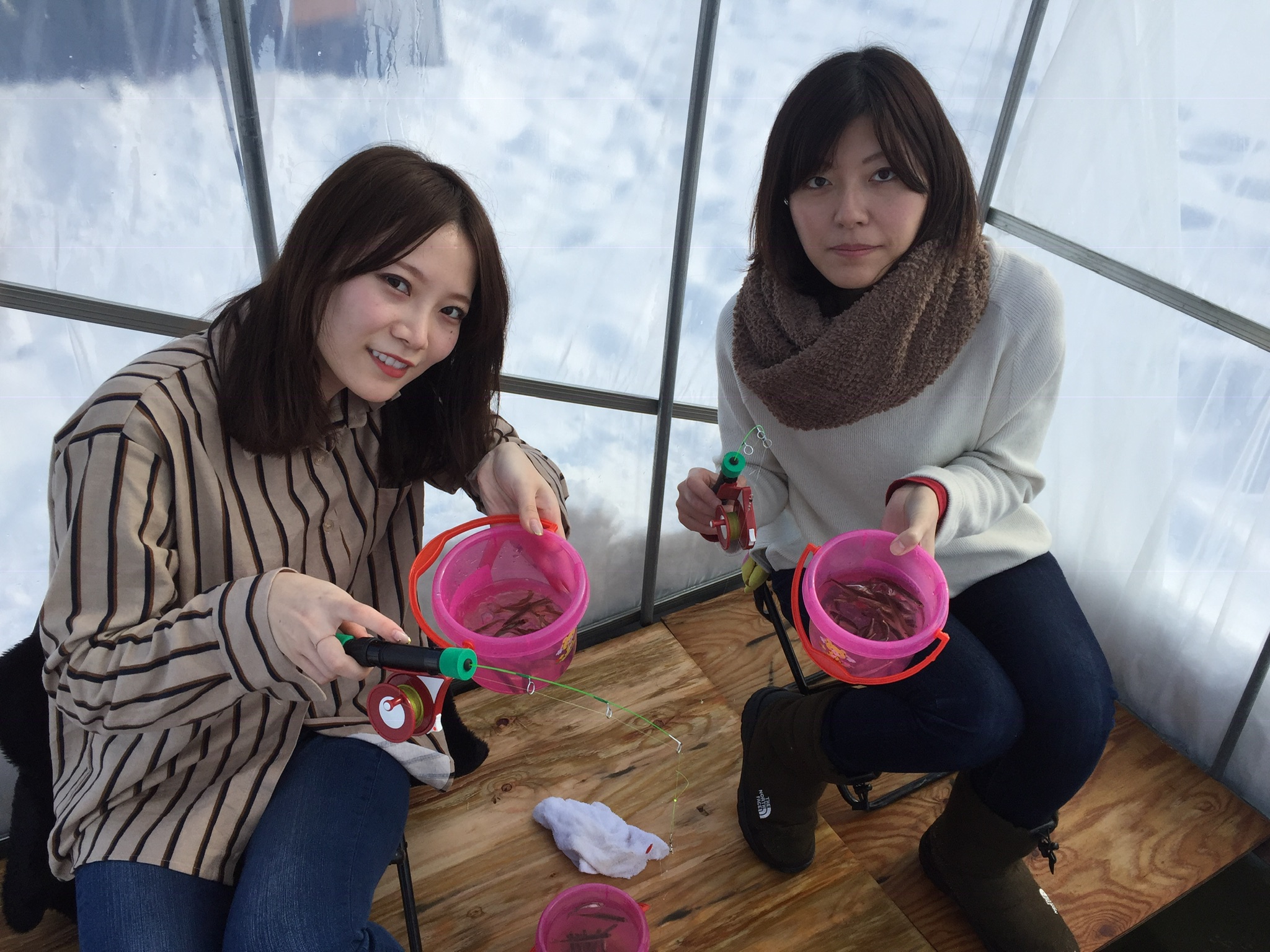 暖かい小屋で釣りが楽しめます