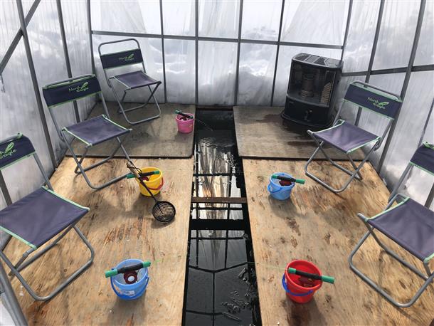 ストーブ完備の釣り小屋でぬくぬく