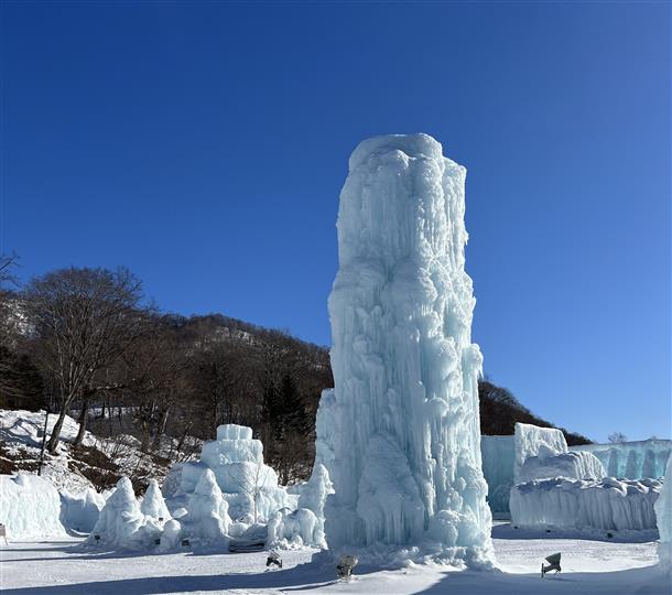 青い空に雪が映える