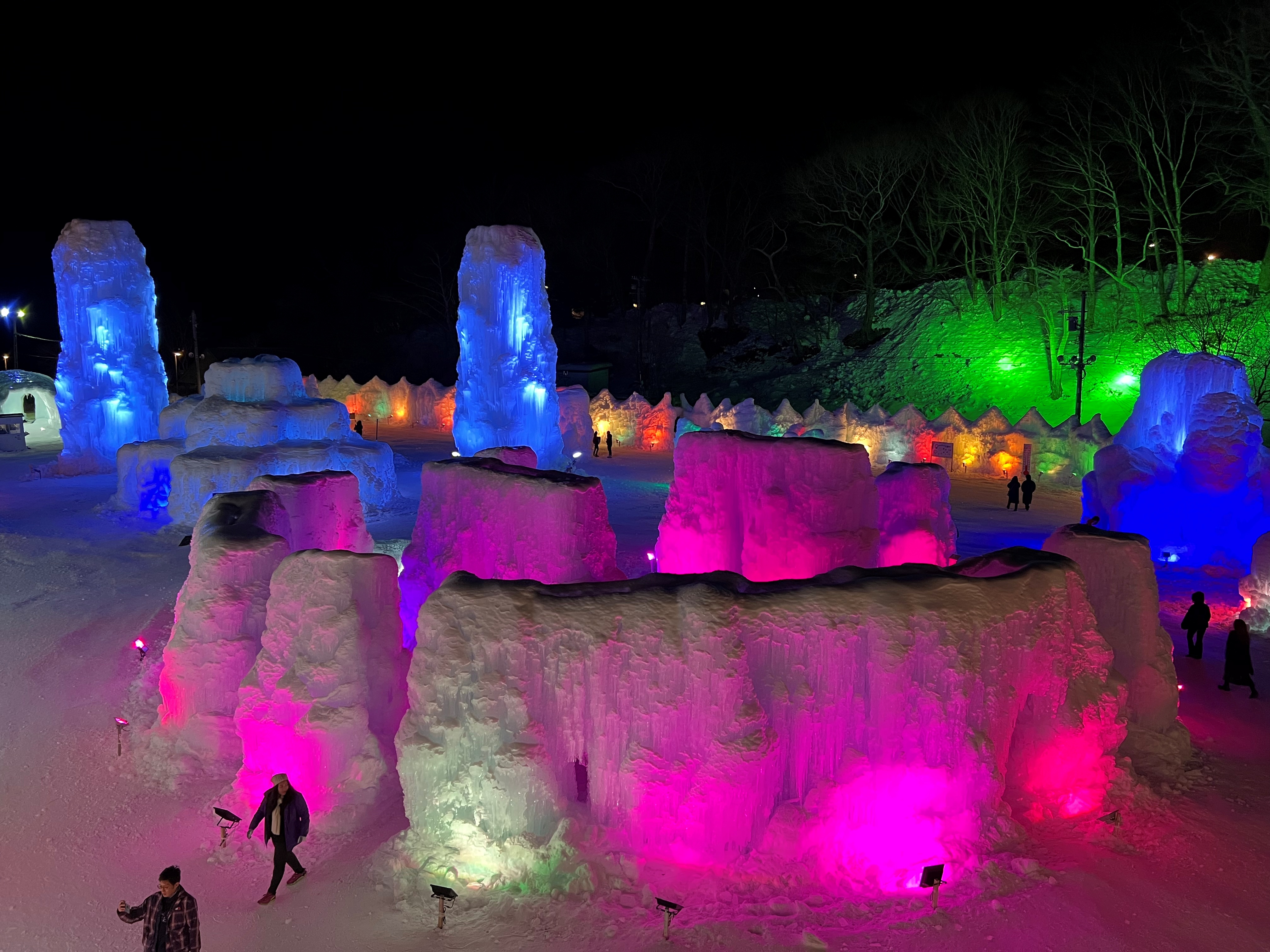 夜はライトアップされファンタジック