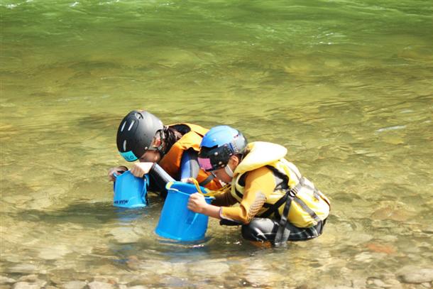 何が見えるかな？水遊びもおもしろい