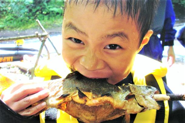 自分で釣った天然渓流魚にかぶりつき！