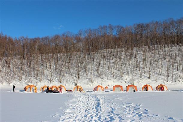 北海道らしい景観の中で氷上ワカサギ釣り！