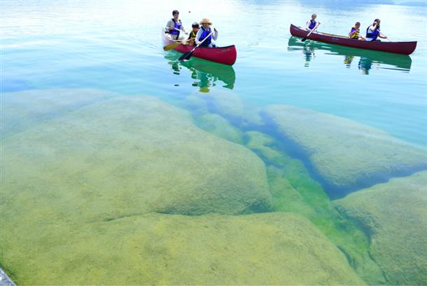 湖底が見える綺麗な水で安心水遊び♪