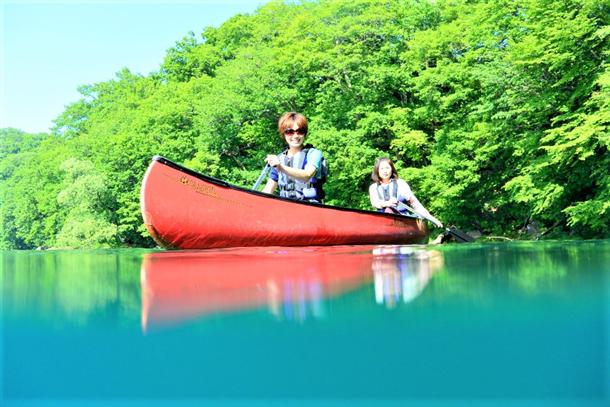 新緑と湖の青が作り出す洞爺ブルー